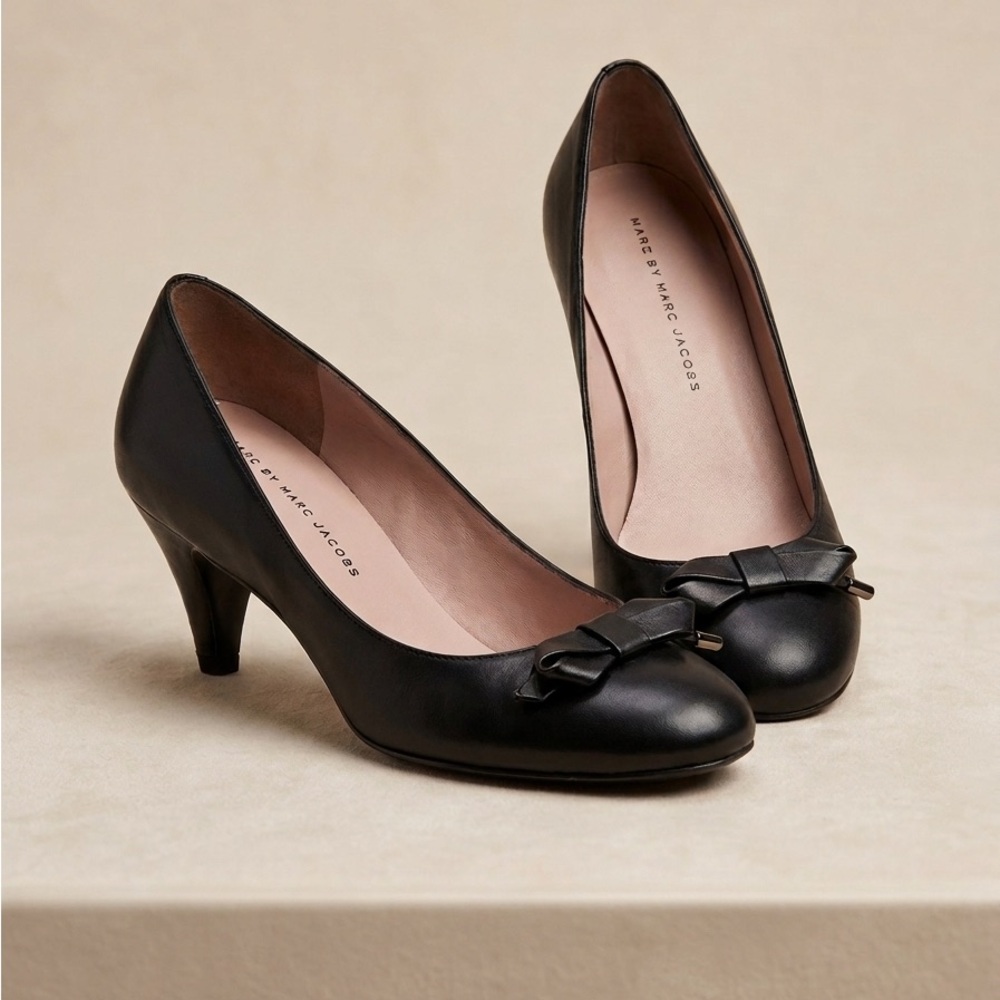 Marc by Marc Jacobs Black Leather Bow Kitten Heels Pumps Size 39 Preppy Vintage